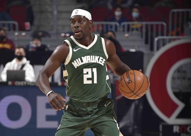  霍勒迪致命抢断锁定胜局，雄鹿客场击败凯尔特人登顶东部